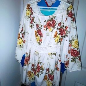 Cute White Floral Woman’s Romper. Size: M- Fits True.